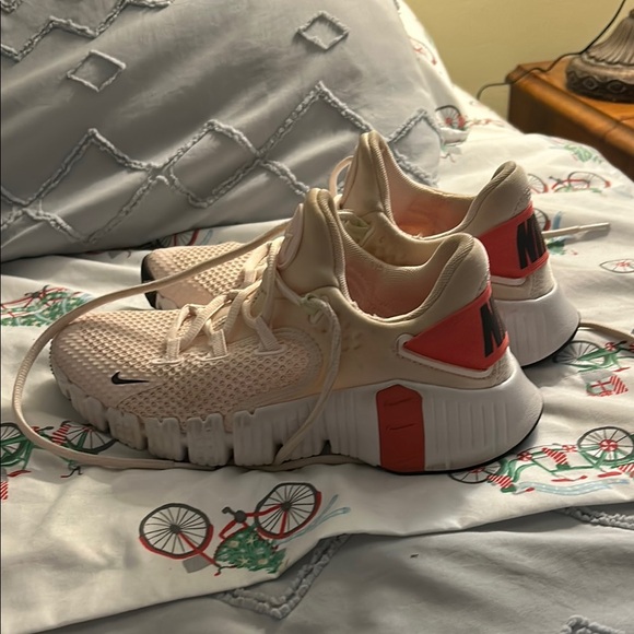 Youth Girls Nike Metcon 5 Size 5.5 - Picture 1 of 4